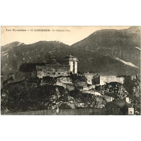 Les Pyrénées - 13. LOURDES Le Château Fort- Lourdes, France Postcard - Picture 1 of 2